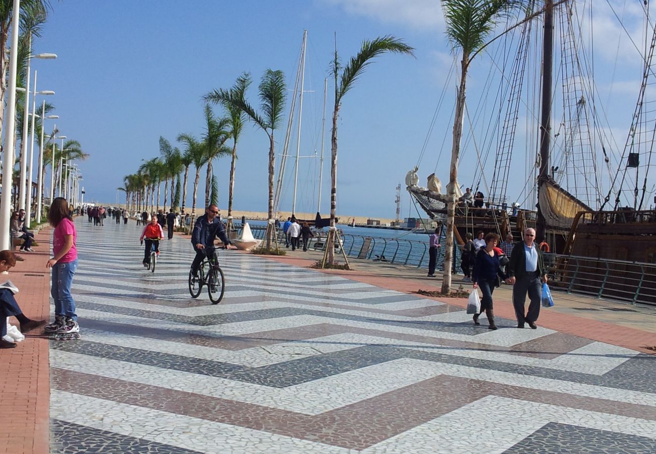 Appartamento a Playa de Gandía - Grazioso appartamento, arredamento moderno. Accanto al porto. Wifi gratuito