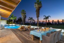 Villa a Adeje - GOLFERS PARADISE LUXURY VILLA, HEATED POOL, BBQ - HomeForGuest