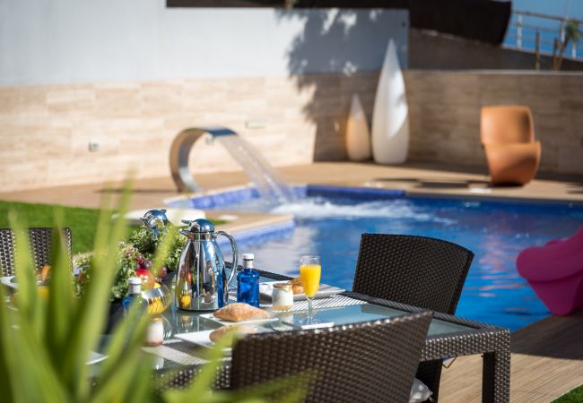 Villa a Tenerife - Villa with Sea Views, Pool, Gym, Cinema & ProAudio - HomeForGuest Villa a Tenerife - Villa with Sea Views, Pool, Gym, Cinema & ProAudio - HomeForGuest