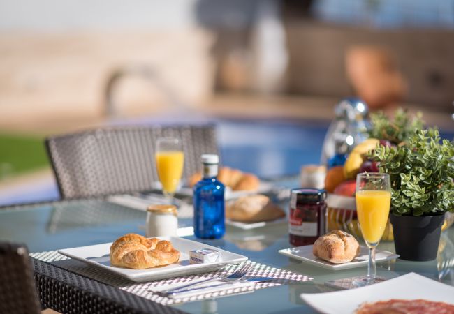 Villa a Tenerife - Villa with Sea Views, Pool, Gym, Cinema & ProAudio - HomeForGuest Villa a Tenerife - Villa with Sea Views, Pool, Gym, Cinema & ProAudio - HomeForGuest