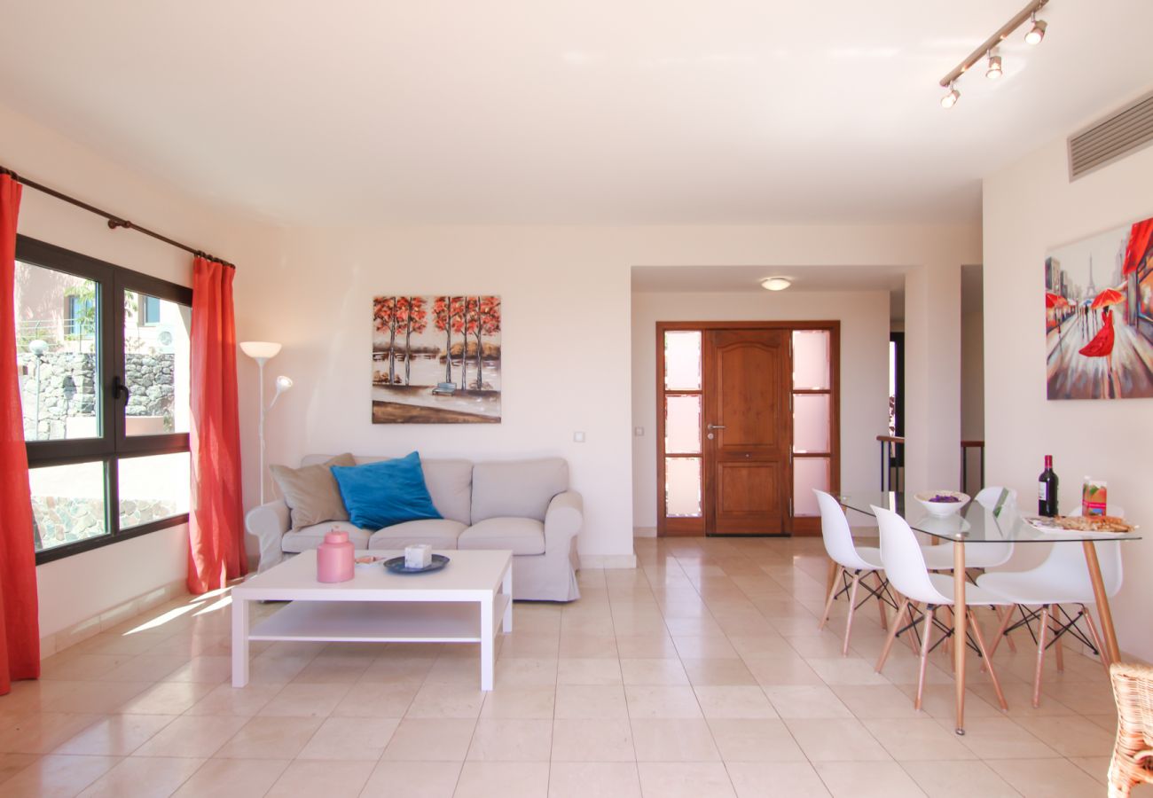 Villa a San Bartolomé de Tirajana - HomeForGuest Salobre Villa, 5PAX, WIFI, POOL, GREAT VIEWS
