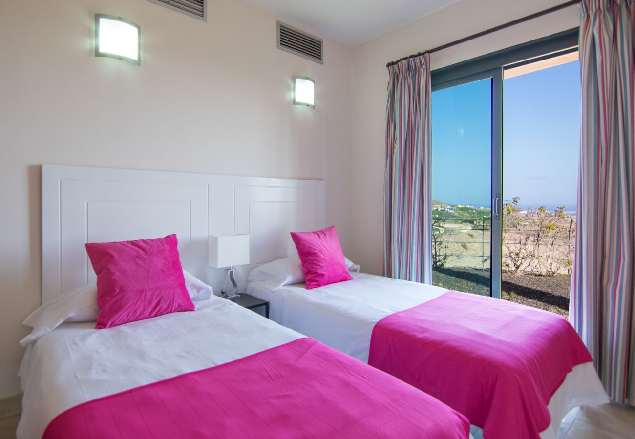 Villa a San Bartolomé de Tirajana - HomeForGuest Salobre Villa, 5PAX, WIFI, POOL, GREAT VIEWS