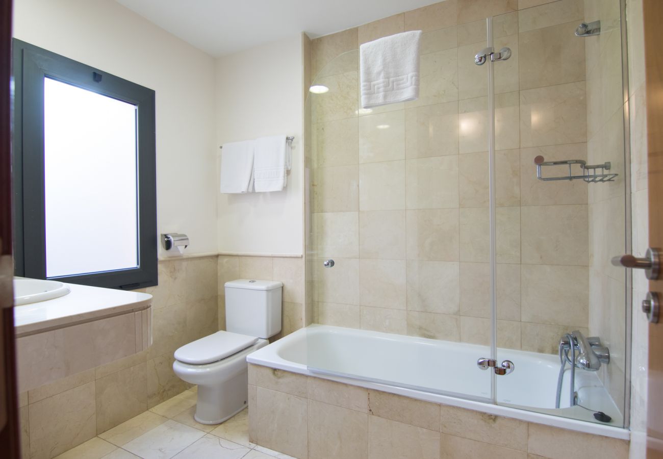 Villa a San Bartolomé de Tirajana - HomeForGuest Salobre Villa, 5PAX, WIFI, POOL, GREAT VIEWS