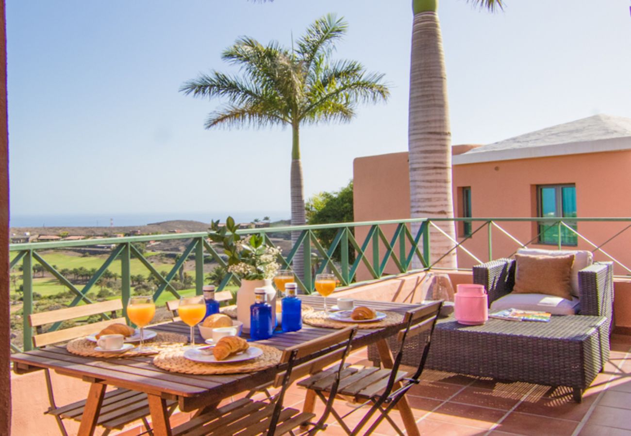 Villa a San Bartolomé de Tirajana - HomeForGuest Salobre Villa, 5PAX, WIFI, POOL, GREAT VIEWS