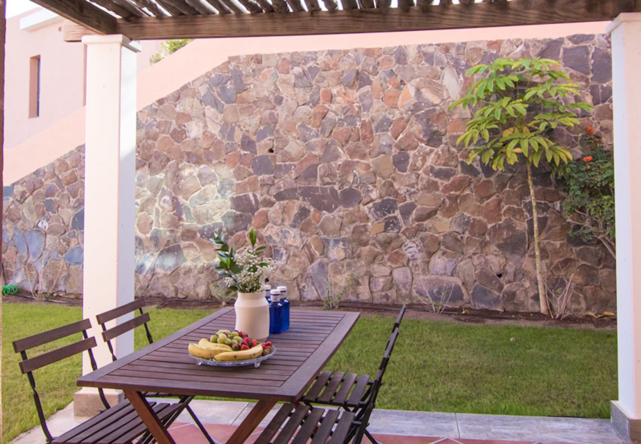 Villa a San Bartolomé de Tirajana - HomeForGuest Salobre Villa, 5PAX, WIFI, POOL, GREAT VIEWS