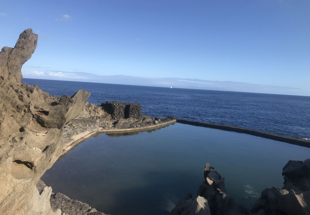 Appartamento a Arico - HomeForGuest NextDoor Oasis: fronte oceano, terrazza, piscina naturale- HomeForGuest