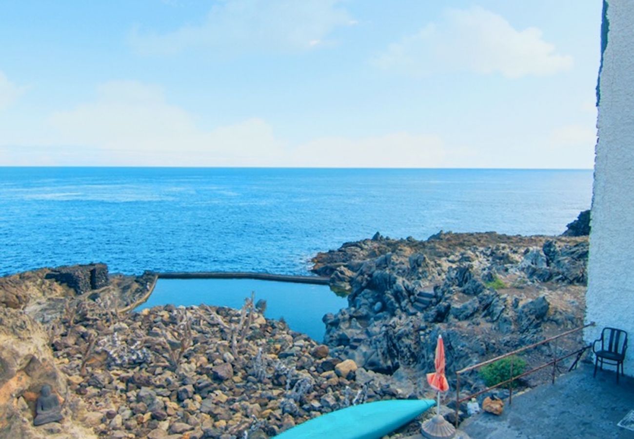 Appartamento a Arico - HomeForGuest NextDoor Oasis: fronte oceano, terrazza, piscina naturale- HomeForGuest