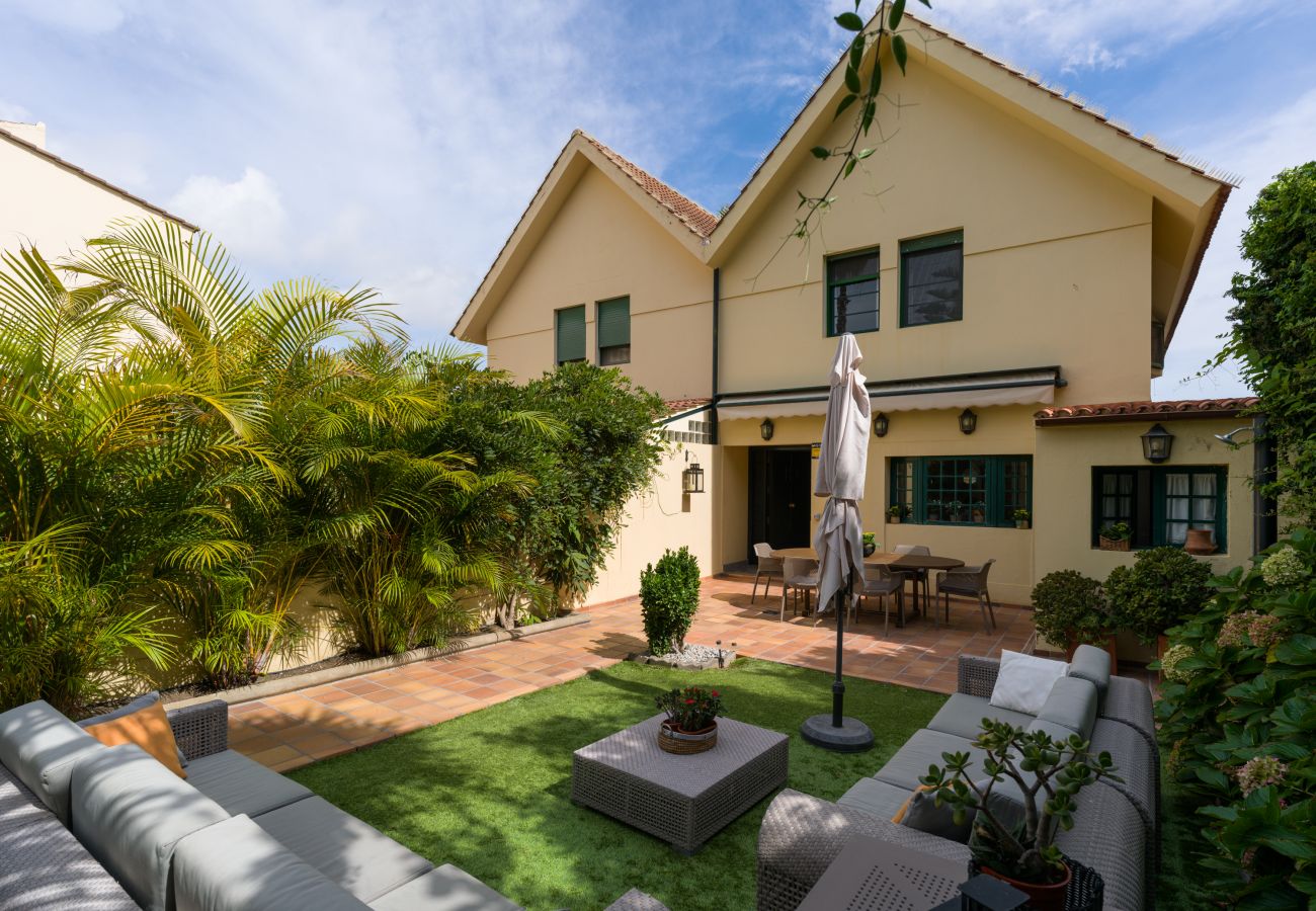 Casa a Santa Brígida - House with cozy garden BBQ 