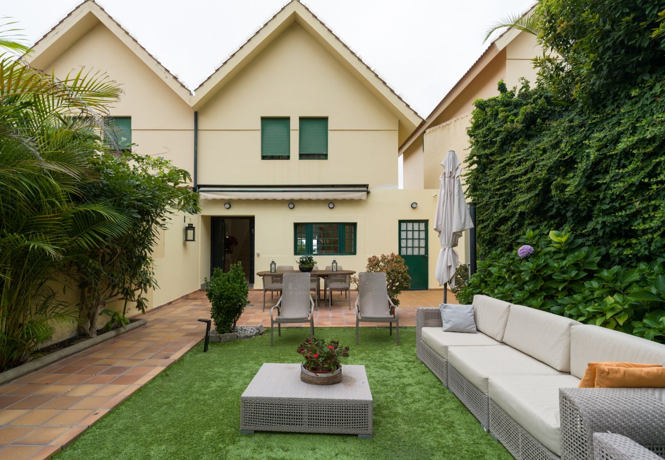 Casa a Santa Brígida - House with cozy garden BBQ 