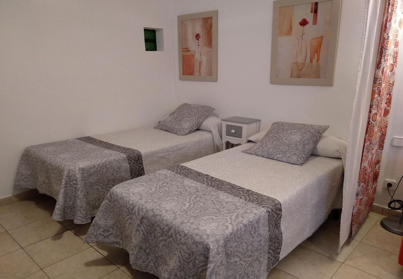 Studio a Puerto del Carmen - ZOE; dos camas, TV, WIFI, cocina equipada, baño, piscina y solarium 