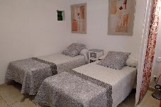 Studio a Puerto del Carmen - ZOE; dos camas, TV, WIFI, cocina equipada, baño, piscina y solarium 