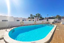 Studio a Puerto del Carmen - ZOE; dos camas, TV, WIFI, cocina equipada, baño, piscina y solarium 