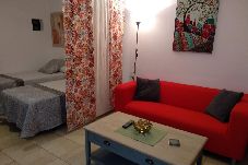 Studio a Puerto del Carmen - ZOE; dos camas, TV, WIFI, cocina equipada, baño, piscina y solarium 