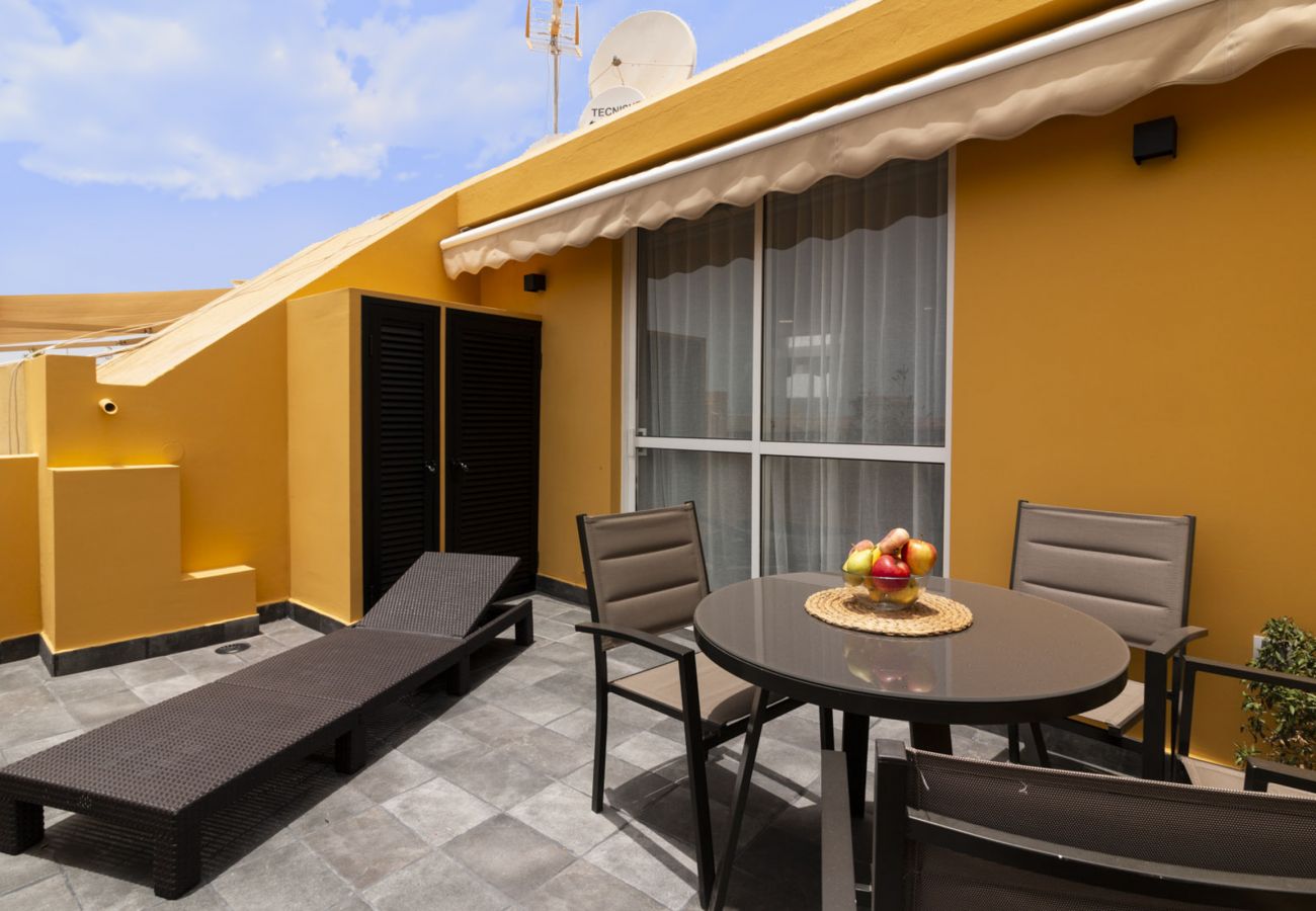 Appartamento a Los Cristianos - HomeForGuest Ático Cecilia con terraza y vistas al mar en Los Cristianos