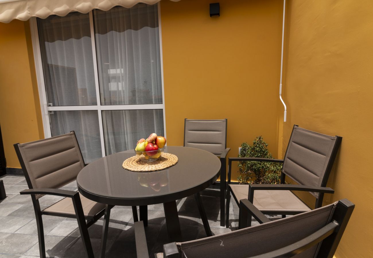 Appartamento a Los Cristianos - HomeForGuest Ático Cecilia con terraza y vistas al mar en Los Cristianos