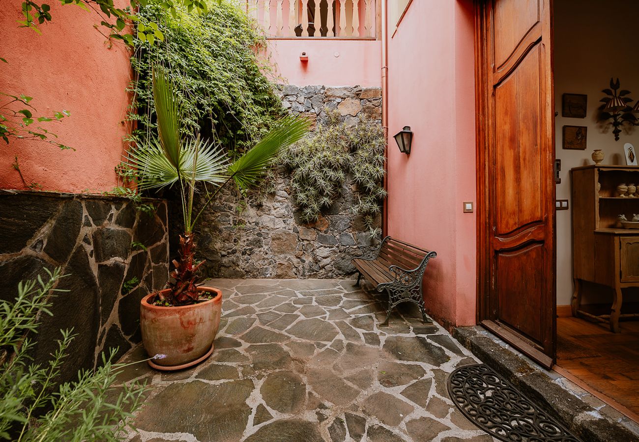 Casa rurale a Tacoronte - HomeForGuest Rural House El Laurel with terrace and large gardens