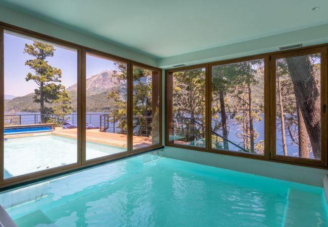  a San Carlos de Bariloche - ARRAYAN 1A - Depto.  con estilo  y vista al lago en Suites del Lago. Peñón de Arelauquen