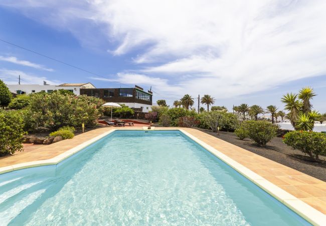  a Las Breñas - Maretas - Apartamento rural con piscina