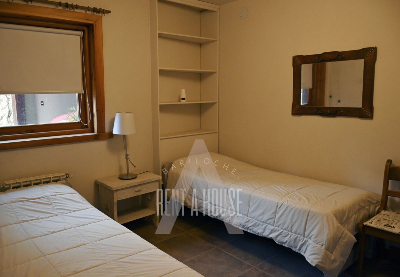 Casa a San Carlos de Bariloche - CÓMODA Y AMPLIA CASA UBICADA EN BARRIO CERRADO