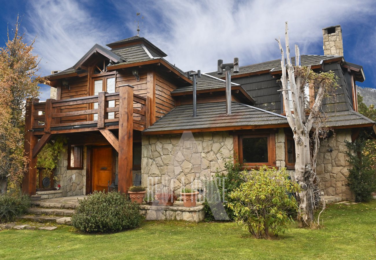 Casa a San Carlos de Bariloche - CÓMODA Y AMPLIA CASA UBICADA EN BARRIO CERRADO
