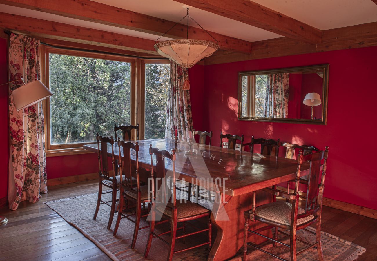 Casa a San Carlos de Bariloche - CÓMODA Y AMPLIA CASA UBICADA EN BARRIO CERRADO