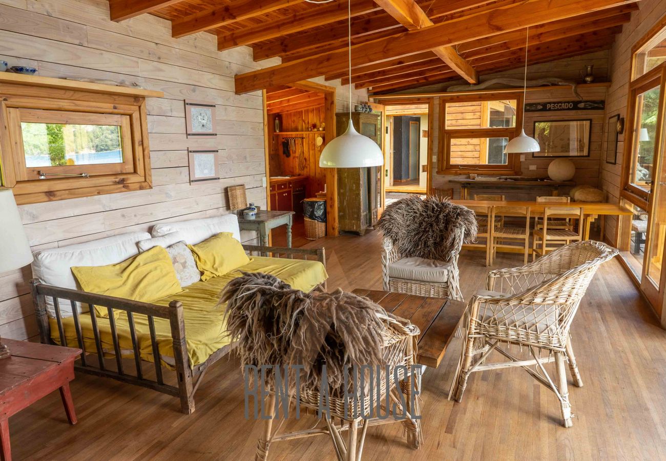 Casa a San Carlos de Bariloche - Espectacular casa sobre Lago Moreno ubicada en un lote de 7 hectáreas.