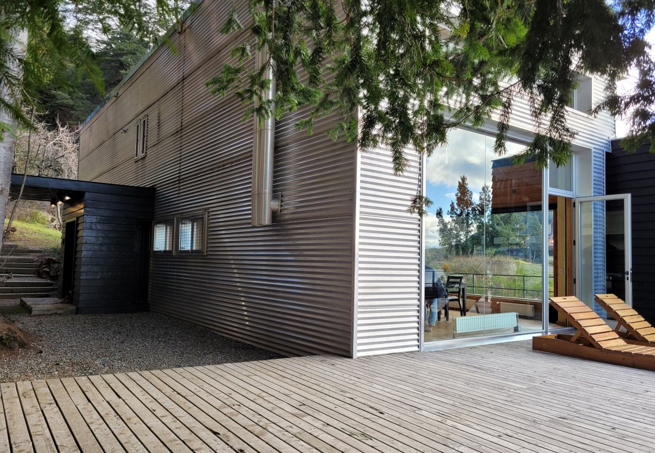 Casa a San Carlos de Bariloche - CÁLIDA CASA CON DECK PANORÁMICO Y COSTA DE LAGO