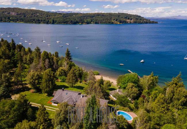 Casa a San Carlos de Bariloche - Cálida casa con piscina exterior y costa, a orillas del Lago Nahuel Huapi.