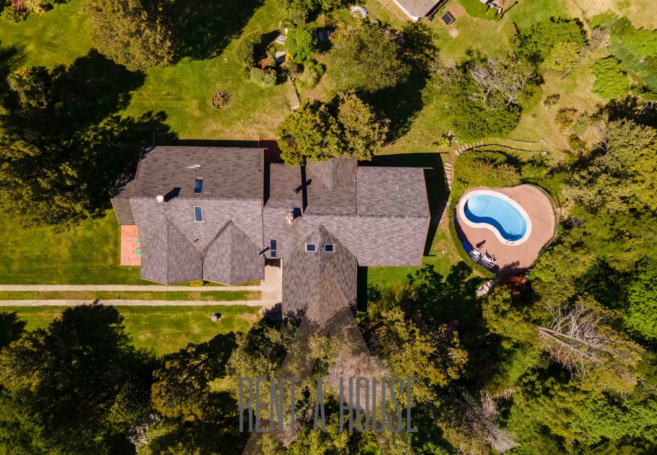 Casa a San Carlos de Bariloche - Cálida casa con piscina exterior y costa, a orillas del Lago Nahuel Huapi.