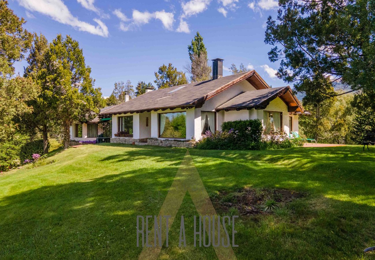 Casa a San Carlos de Bariloche - Cálida casa con piscina exterior y costa, a orillas del Lago Nahuel Huapi.