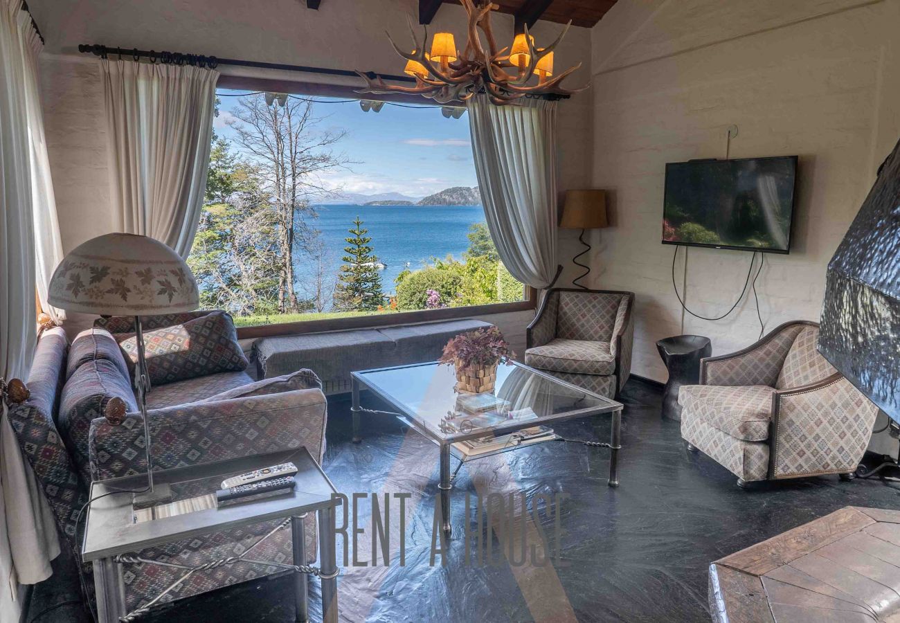 Casa a San Carlos de Bariloche - Cálida casa con piscina exterior y costa, a orillas del Lago Nahuel Huapi.