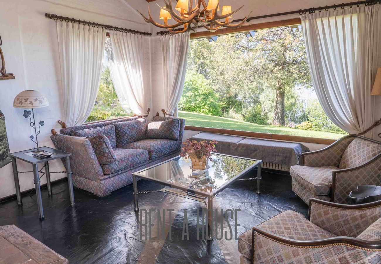 Casa a San Carlos de Bariloche - Cálida casa con piscina exterior y costa, a orillas del Lago Nahuel Huapi.