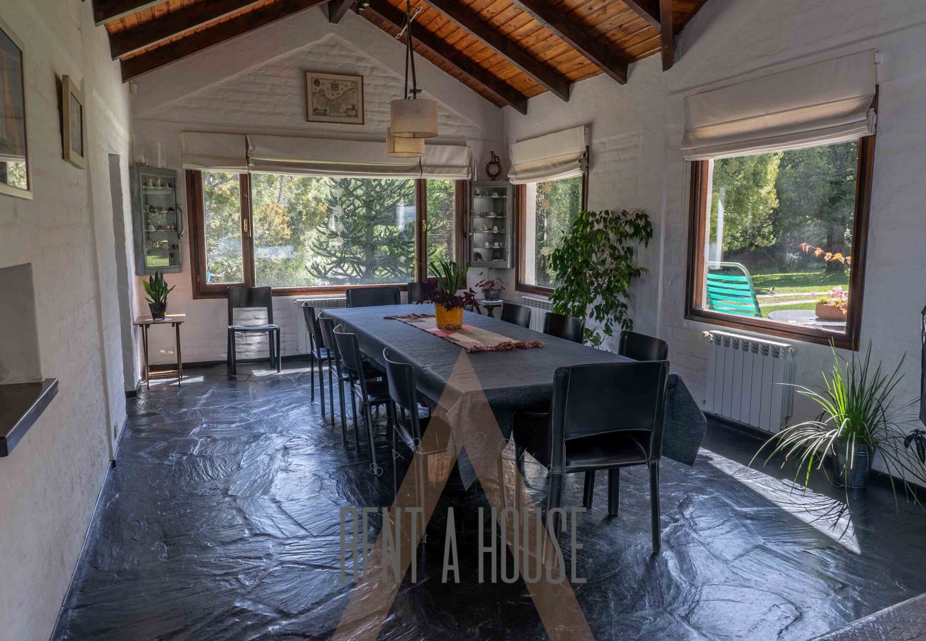 Casa a San Carlos de Bariloche - Cálida casa con piscina exterior y costa, a orillas del Lago Nahuel Huapi.