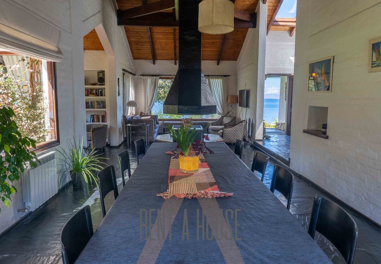 Casa a San Carlos de Bariloche - Cálida casa con piscina exterior y costa, a orillas del Lago Nahuel Huapi.