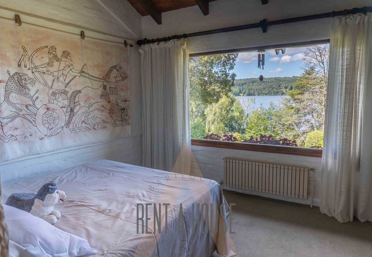 Casa a San Carlos de Bariloche - Cálida casa con piscina exterior y costa, a orillas del Lago Nahuel Huapi.