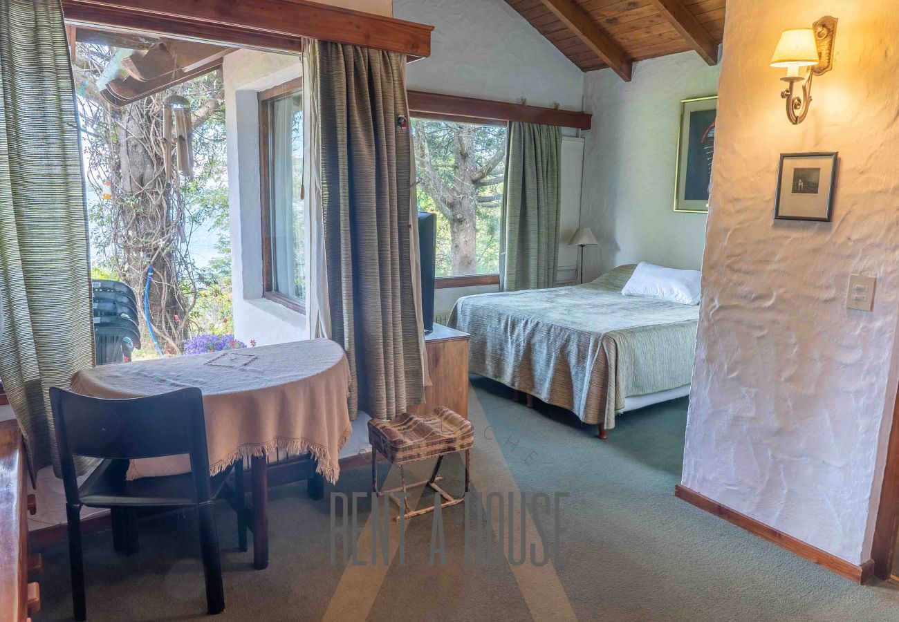 Casa a San Carlos de Bariloche - Cálida casa con piscina exterior y costa, a orillas del Lago Nahuel Huapi.