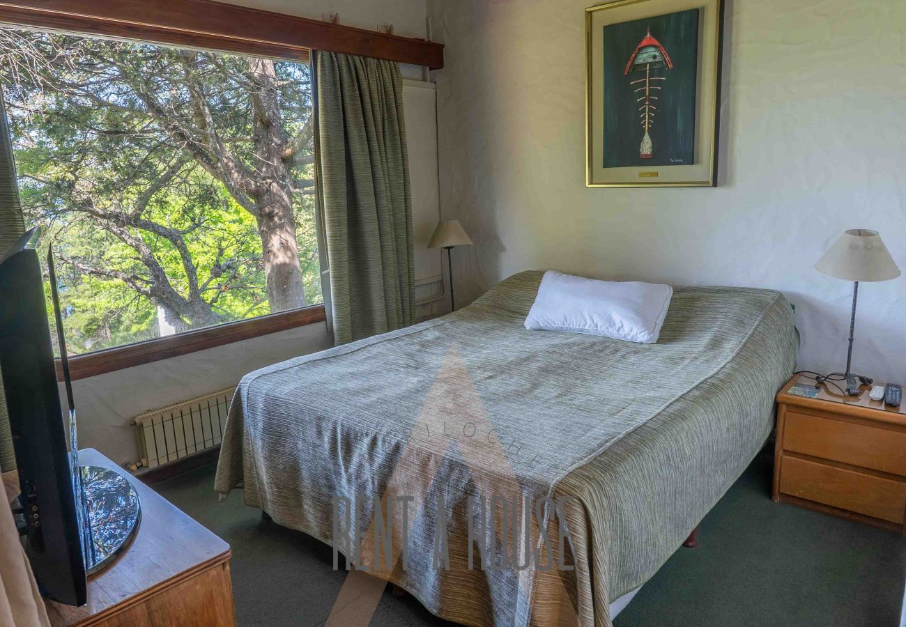 Casa a San Carlos de Bariloche - Cálida casa con piscina exterior y costa, a orillas del Lago Nahuel Huapi.