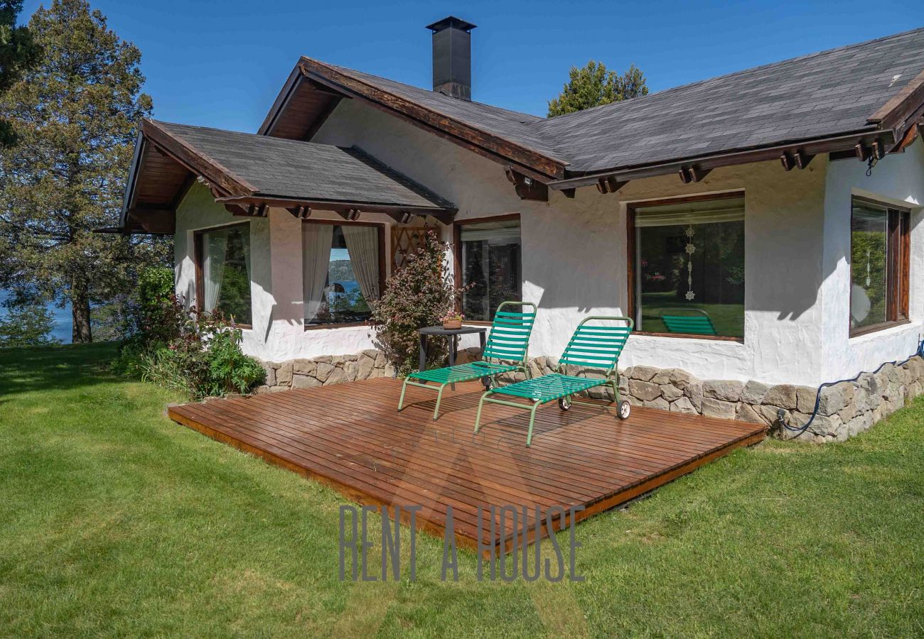Casa a San Carlos de Bariloche - Cálida casa con piscina exterior y costa, a orillas del Lago Nahuel Huapi.