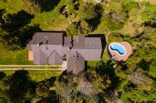 Casa a San Carlos de Bariloche - Cálida casa con piscina exterior y costa, a orillas del Lago Nahuel Huapi.