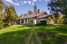 Casa a San Carlos de Bariloche - Cálida casa con piscina exterior y costa, a orillas del Lago Nahuel Huapi.