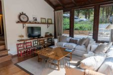 Casa a San Carlos de Bariloche - Una de las primeras casas del Club, frente al hoyo 5, muy bien mantenida y cálidamente decorada.