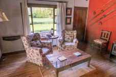 Casa a San Carlos de Bariloche - Una de las primeras casas del Club, frente al hoyo 5, muy bien mantenida y cálidamente decorada.