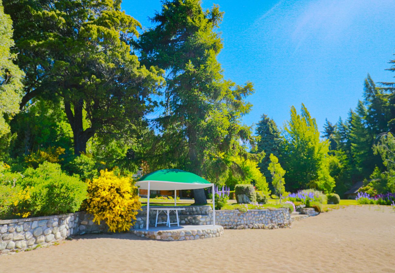 Casa a San Carlos de Bariloche - HUAPI08C Lindísima casa de una planta con costa sobre el Lago Nahuel Huapi