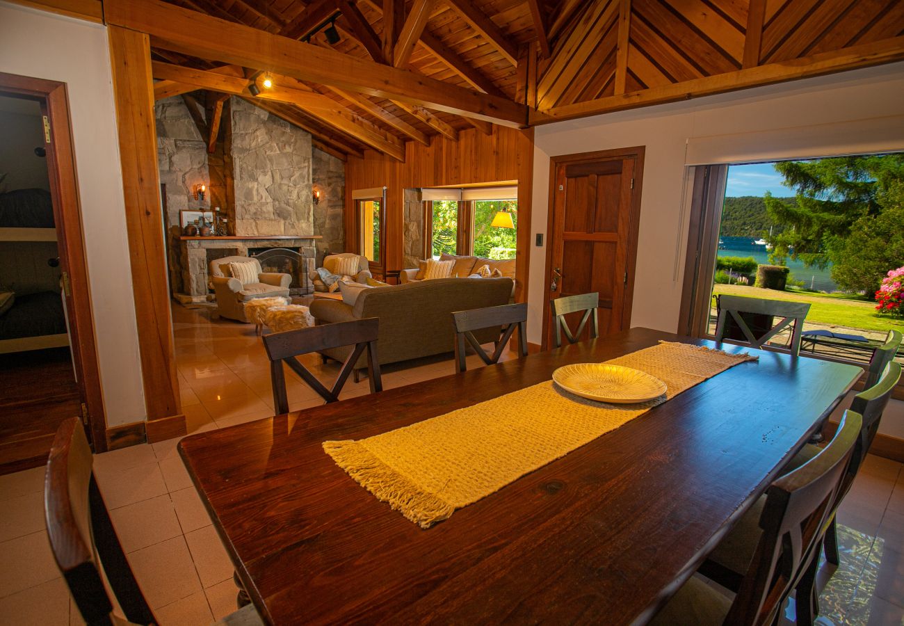 Casa a San Carlos de Bariloche - HUAPI08C Lindísima casa de una planta con costa sobre el Lago Nahuel Huapi