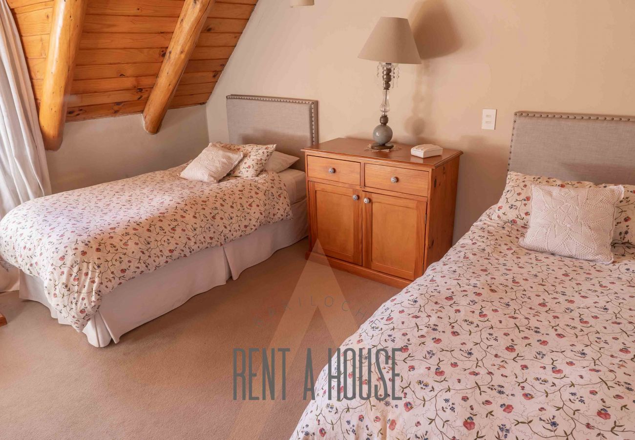 Casa a San Carlos de Bariloche - HUAPI17 Espectacular casa con amplio jardín y costa con muelle sobre el Lago Nahuel Huapi