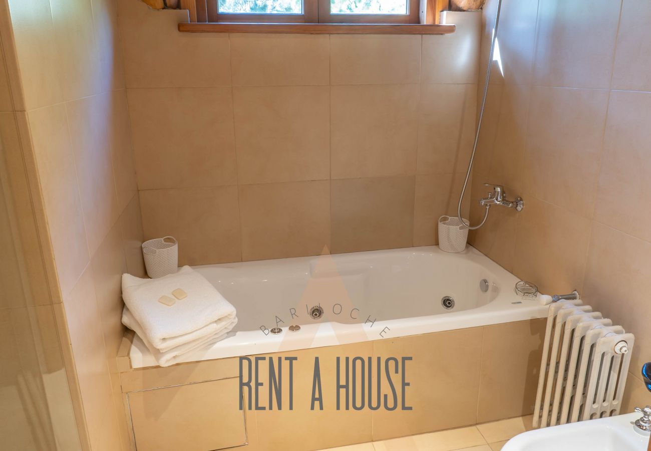 Casa a San Carlos de Bariloche - HUAPI17 Espectacular casa con amplio jardín y costa con muelle sobre el Lago Nahuel Huapi