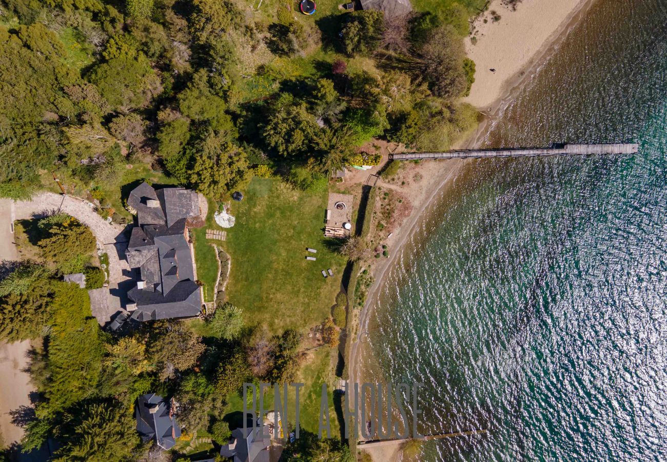 Casa a San Carlos de Bariloche - HUAPI17 Espectacular casa con amplio jardín y costa con muelle sobre el Lago Nahuel Huapi
