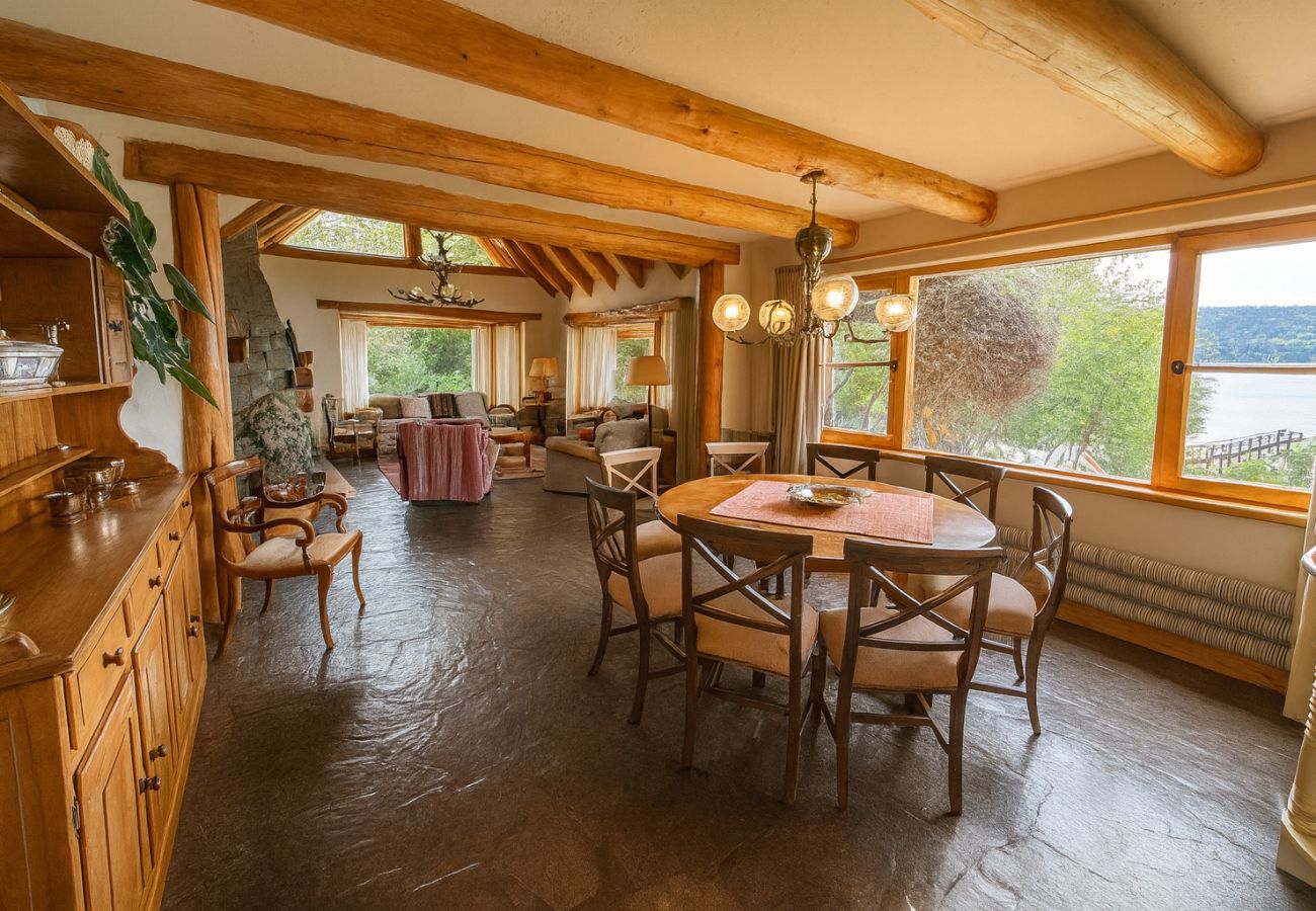 Casa a San Carlos de Bariloche - HUAPI17 Espectacular casa con amplio jardín y costa con muelle sobre el Lago Nahuel Huapi