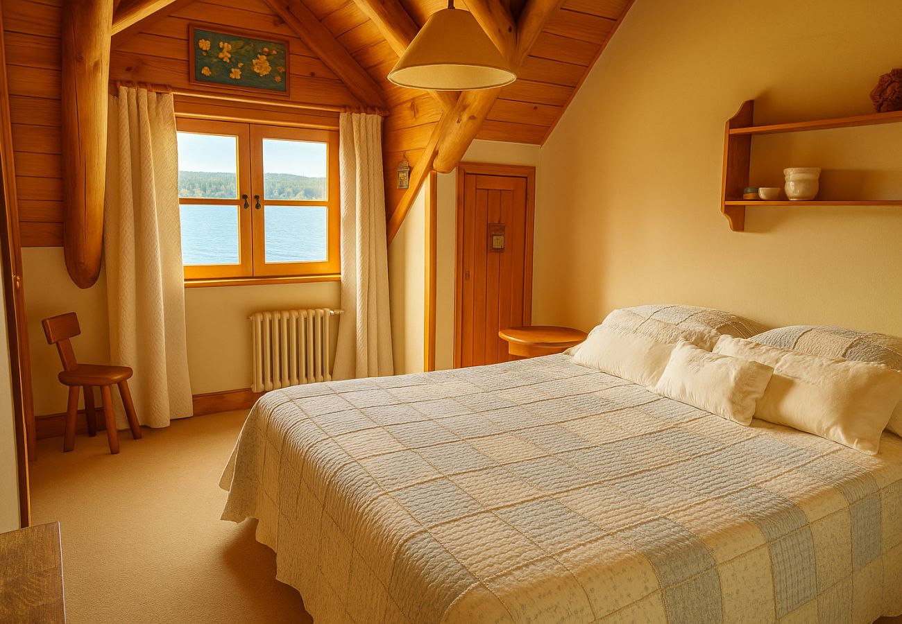 Casa a San Carlos de Bariloche - HUAPI17 Espectacular casa con amplio jardín y costa con muelle sobre el Lago Nahuel Huapi