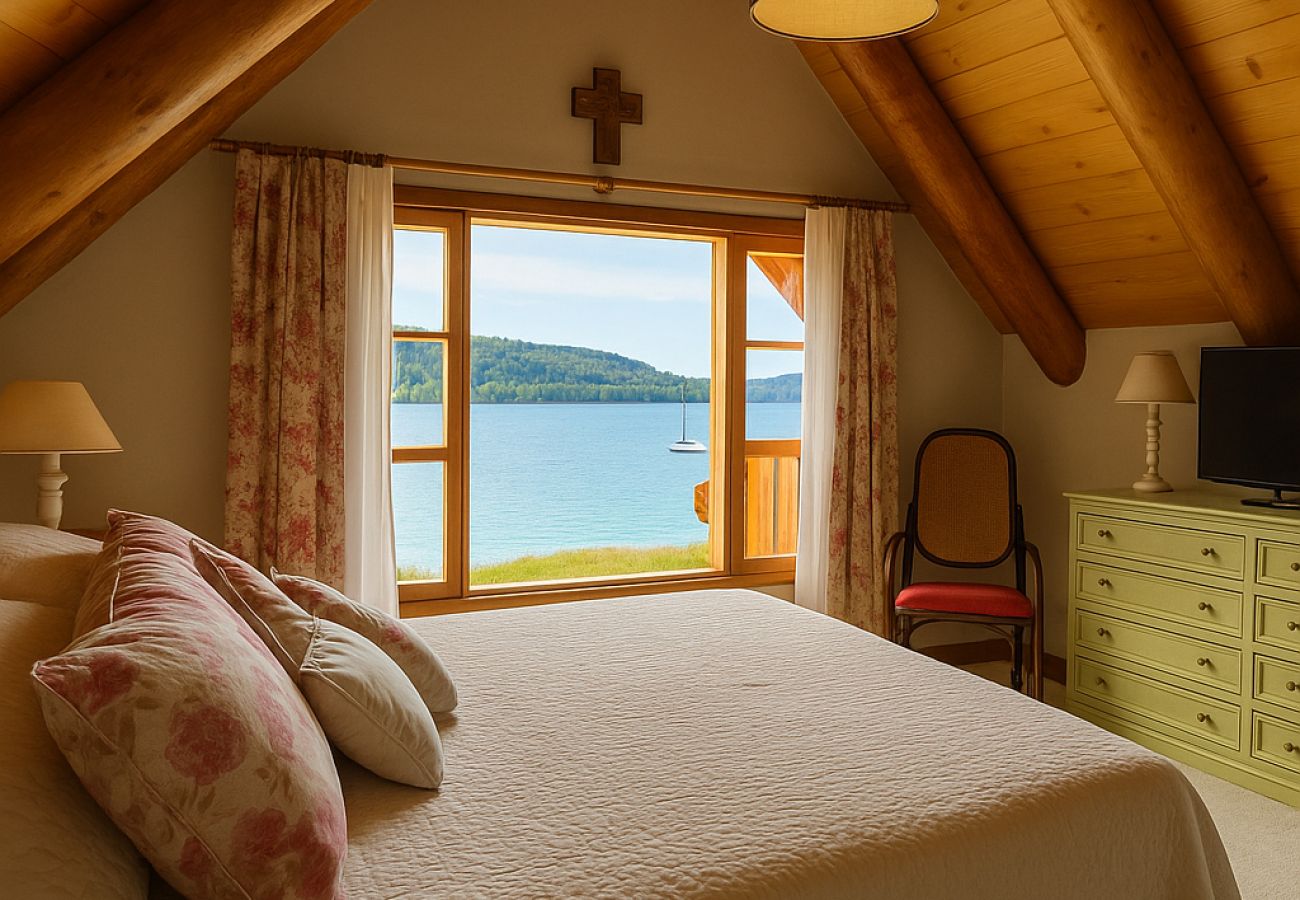 Casa a San Carlos de Bariloche - HUAPI17 Espectacular casa con amplio jardín y costa con muelle sobre el Lago Nahuel Huapi